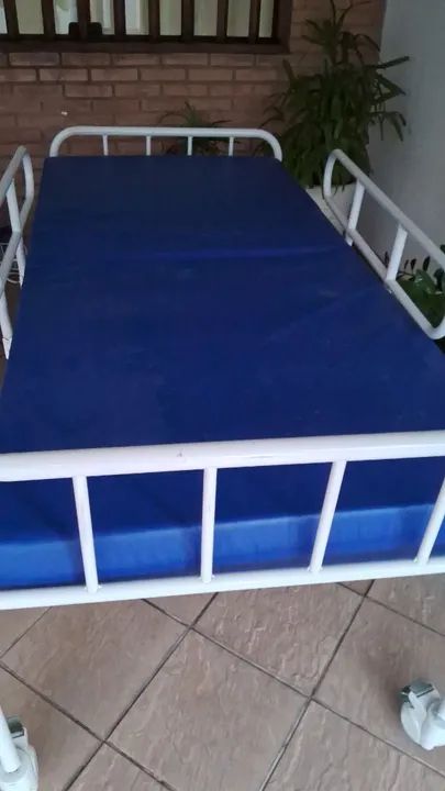 Cama hospitalar manual com colchão  - Foto 2