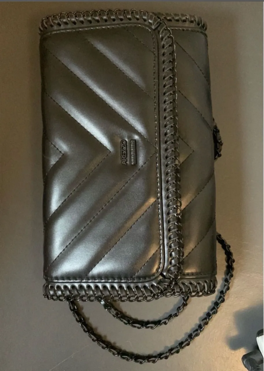 Bolsa Arezzo Preta com Detalhes em Corrente