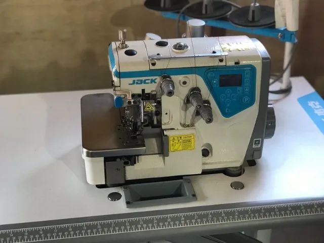 Máquina de Costura Industrial OVERLOCK 220 V Marca JACK Eletrônica. Vai com mesa - Foto 3