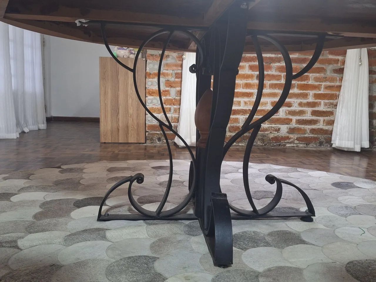 Mesa de jantar redonda em madeira maciça - Foto 5