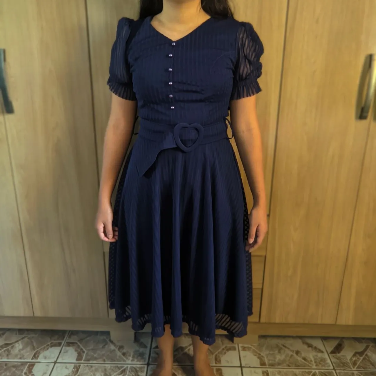 Vestido azul escuro com cinto de coração