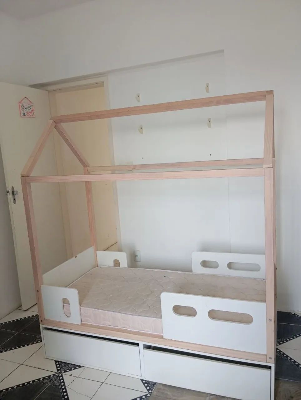 Cama infantil bem conservada.