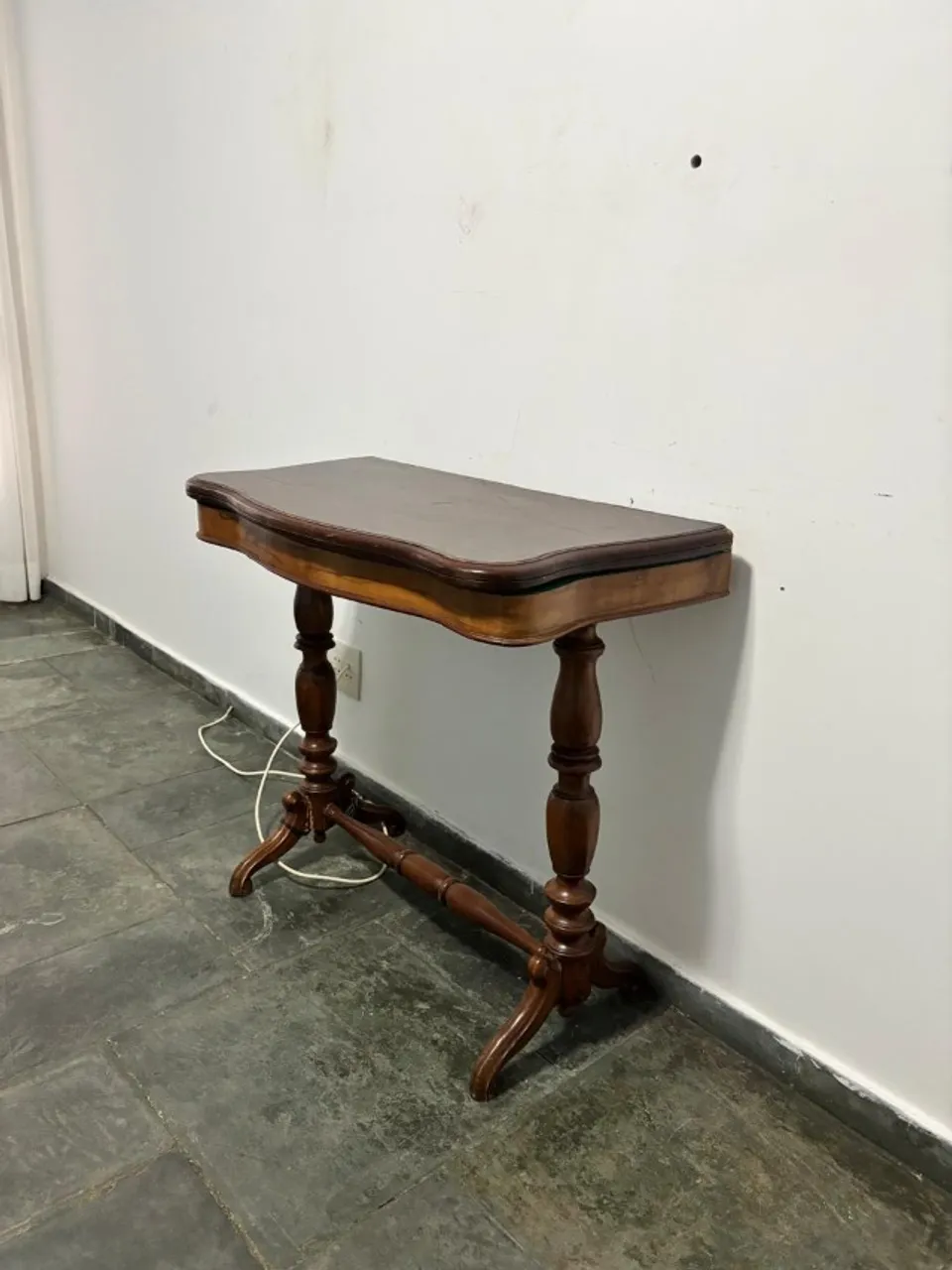 Mesa de Apoio Clássica - Pés Torneados