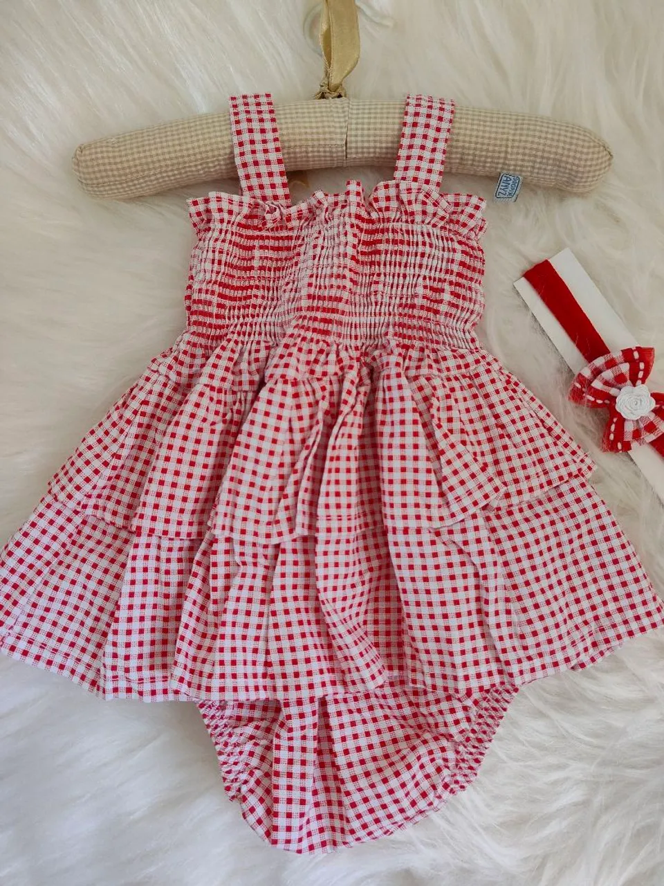 Vestido Jardineira xadrez vermelho e branco com tiara