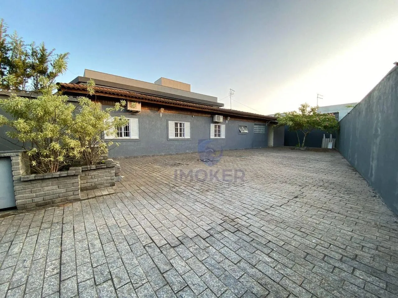 Casa térrea em Suzano/SP; 4 dormitórios (1 suíte); 1 escritório (suíte); amplo quintal; 5