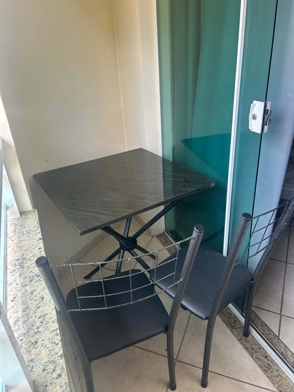 Mesa de mármore (acompanha 2 cadeiras)