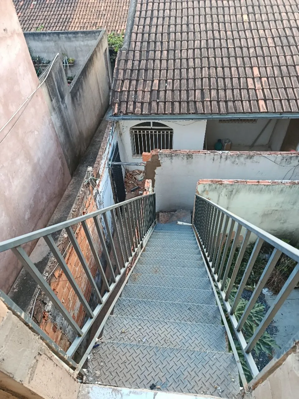 Vendo escada semi nova, excelente oportunidadeis :tratar c Cássia *