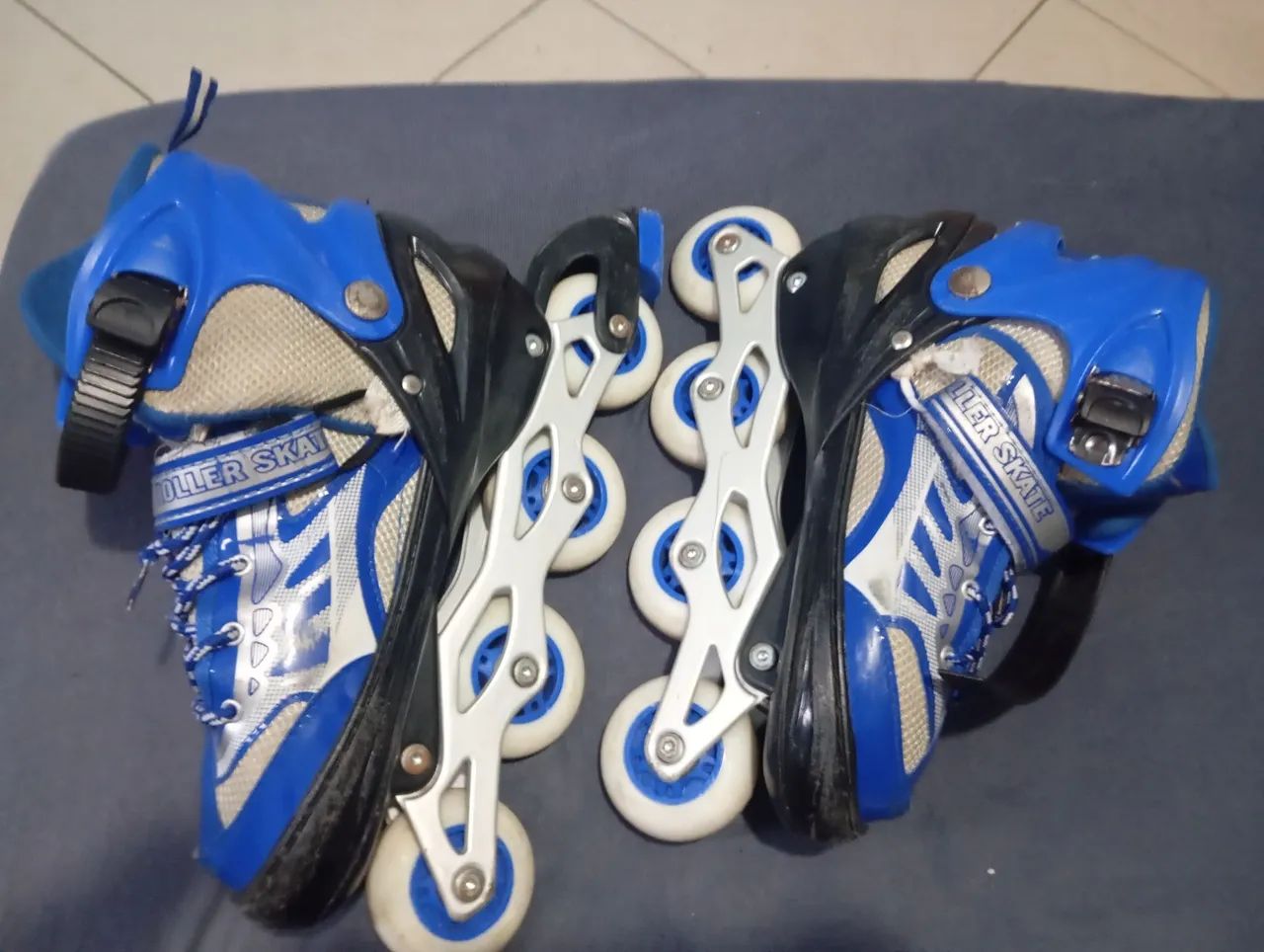 Vendo par de Patins tamanho regulável 