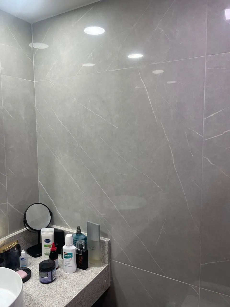 Duas peças de 94x94 de porcelanato Revestimento Cinza Elegante para Banheiro