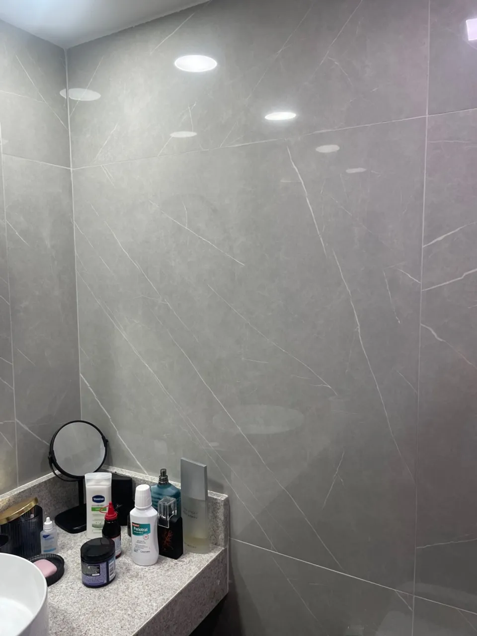 Duas peças de 94x94 de porcelanato Revestimento Cinza Elegante para Banheiro
