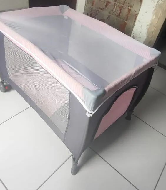 Berço Portátil para Bebê - Rosa e Cinza - Foto 3