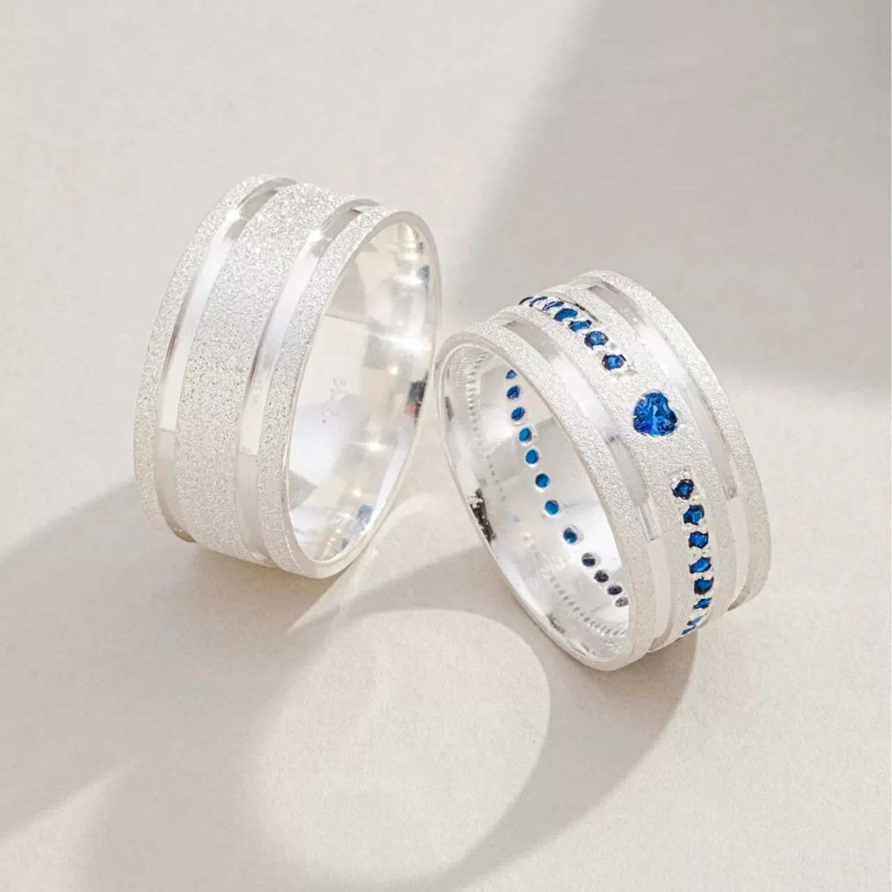 Alianças de Casamento em Prata com Detalhes em Azul