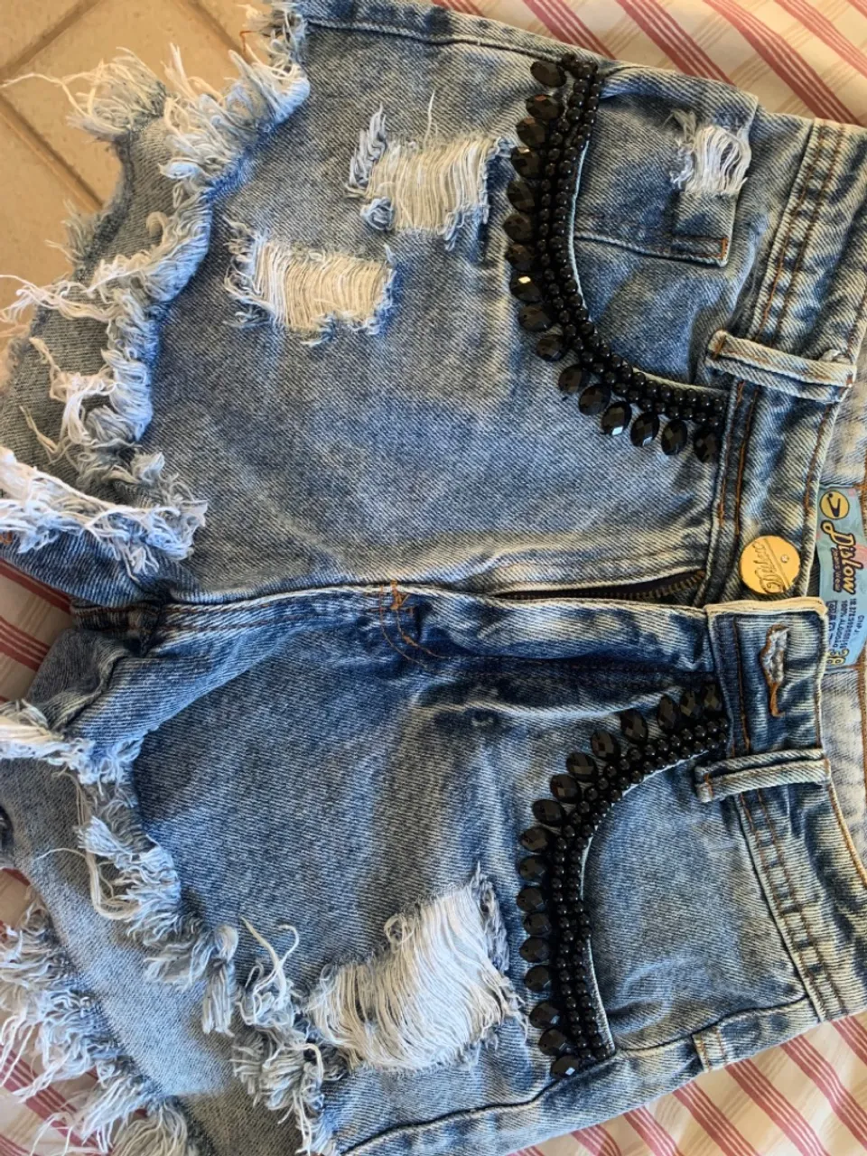 Shorts Jeans Destroyed com Detalhes