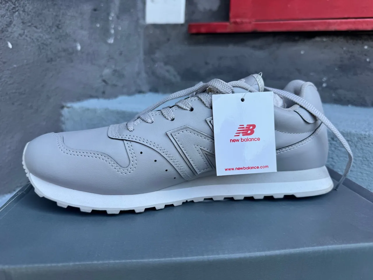 Tênis couro New balance 42 novo original 250.00