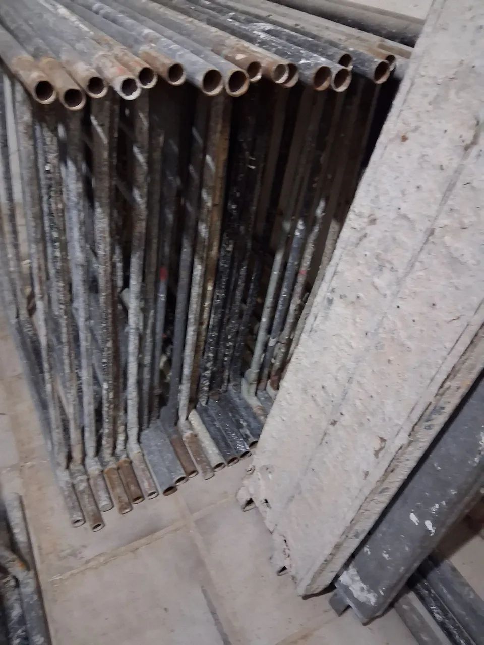 Andaimes, escoras, tábuas, barrete r$5,00 betoneira e etc. - Foto 2