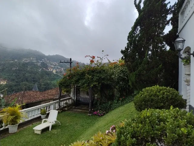 alugo apartamento de dois quartos semi-mobliado