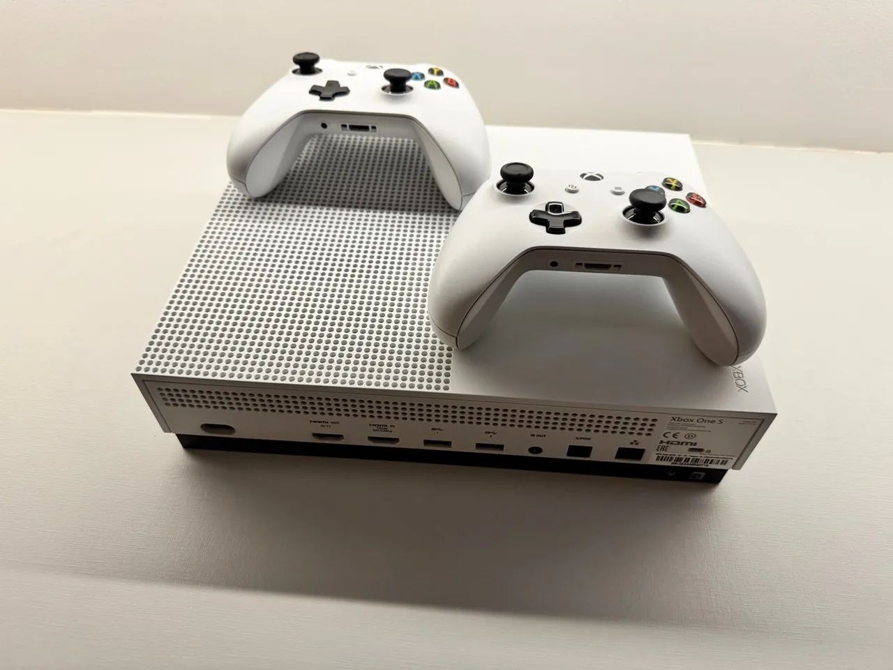 Xbox One S 1tb- Console + 2 Controles - Foto 3