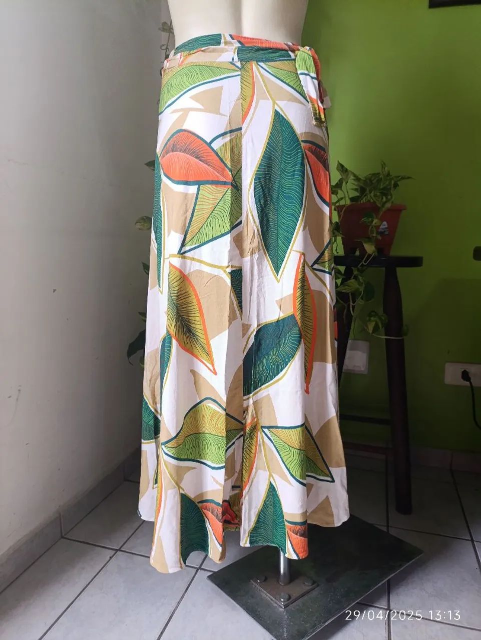 Saia envelope estampada com folhas - Tamanho Único.