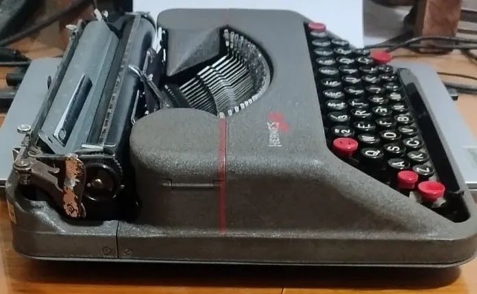 Maquina de Escrever HERMES BABY antiga década de 40 - para COLECIONADOR - Foto 3