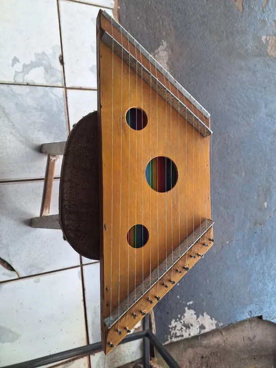 Cítara de madeira - instrumento musical