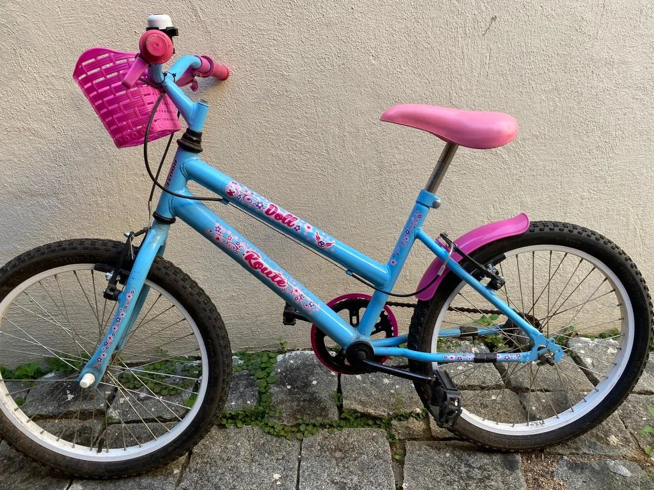 Bicicleta infantil rosa e azul