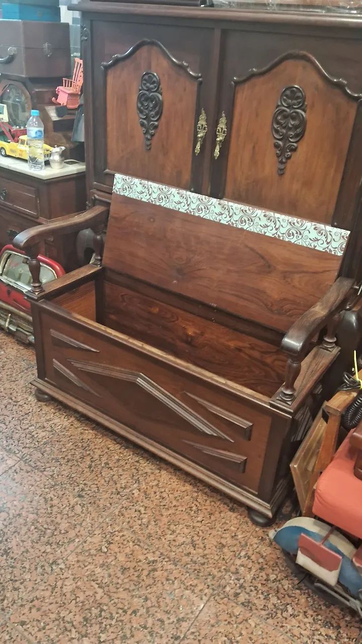 Belíssimo e Antigo Banco Baú em madeira com encosto que se destaca - Foto 2