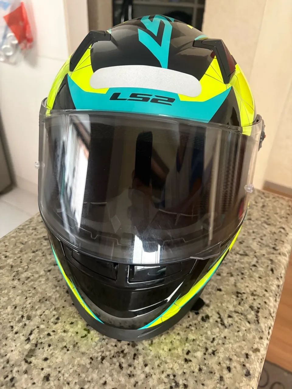 Vendo Capacete LS2 ZERO! Nem 5 meses de uso. - Foto 3