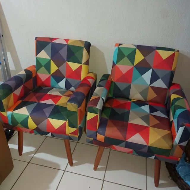 Poltronas de sala reforçadas colorida em bom estado e puf de brinde - Foto 3