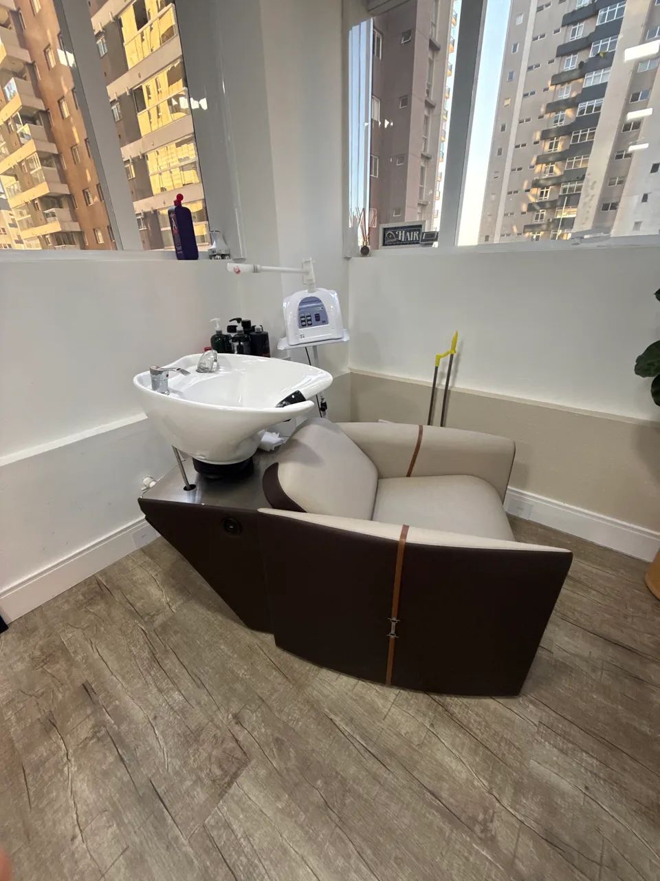 Lavatório capilar com massageador e Cuba de porcelana 