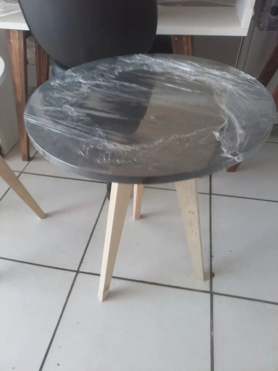 Mesinha decorativa mdf c/ pés de madeira  - Foto 2