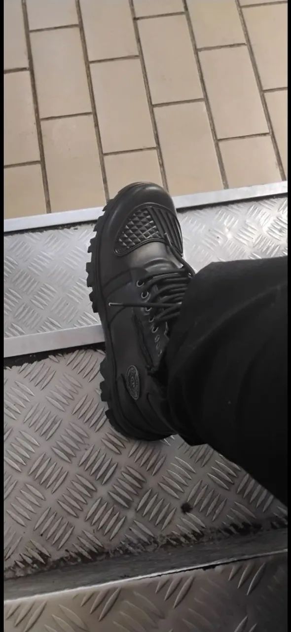 Coturno preto tamanho 43