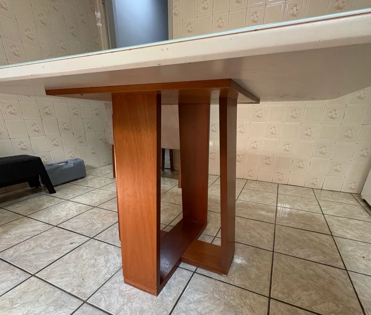 Mesa de Jantar com Tampo de Vidro Branco e Base de Madeira - Foto 5