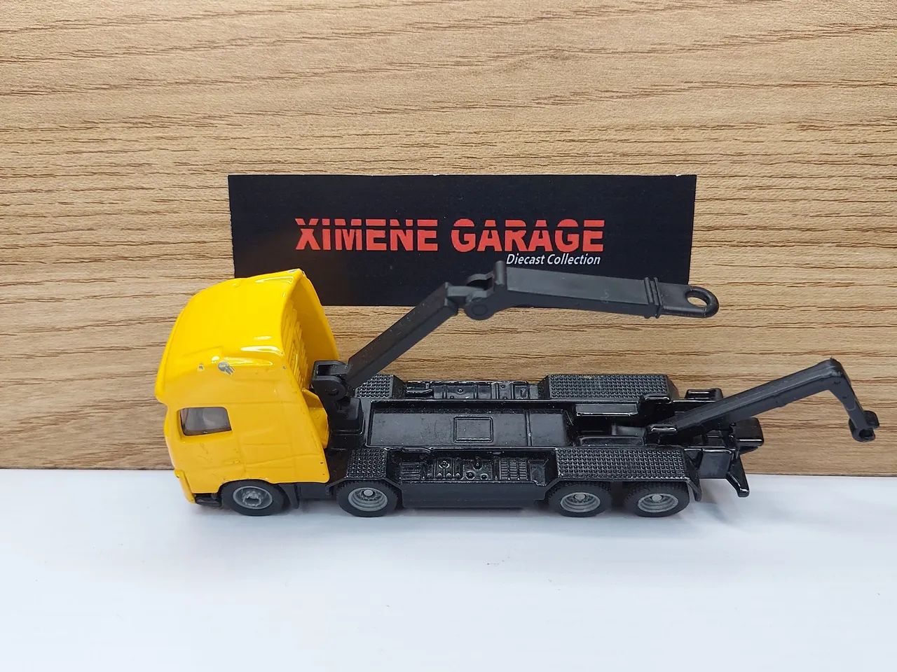Siku Volvo Truck com lift e guindaste  - Foto 3