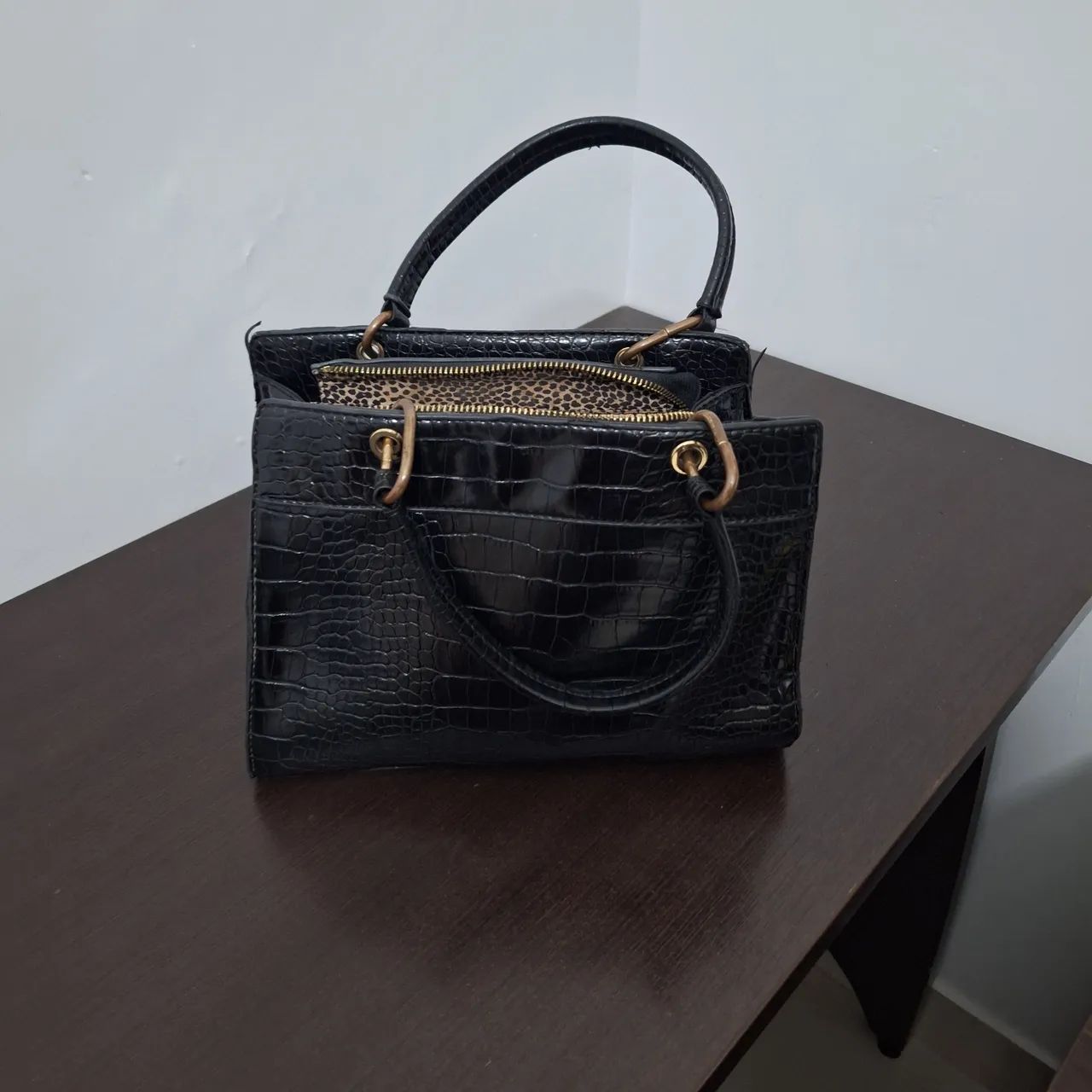 3 Bolsas femininas de couro Calvin Klein e outras - Foto 5