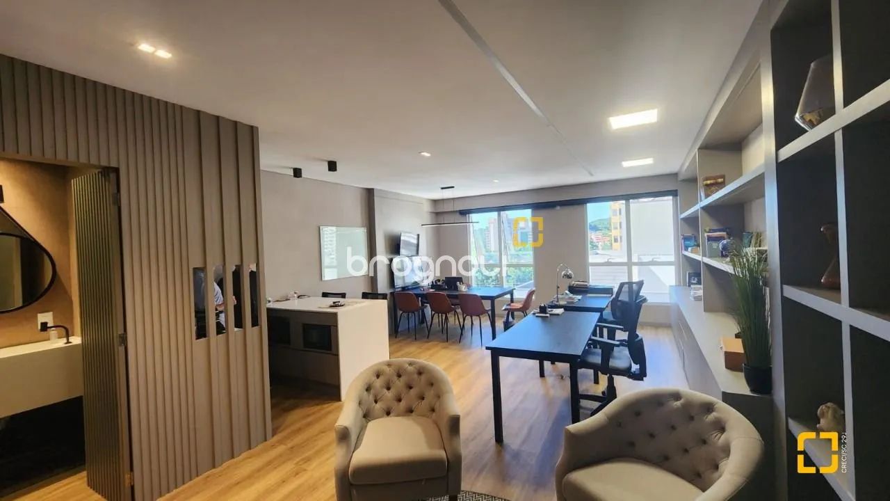 Sala comercial mobiliada com vaga para dois carros no Bairro Itacorubi