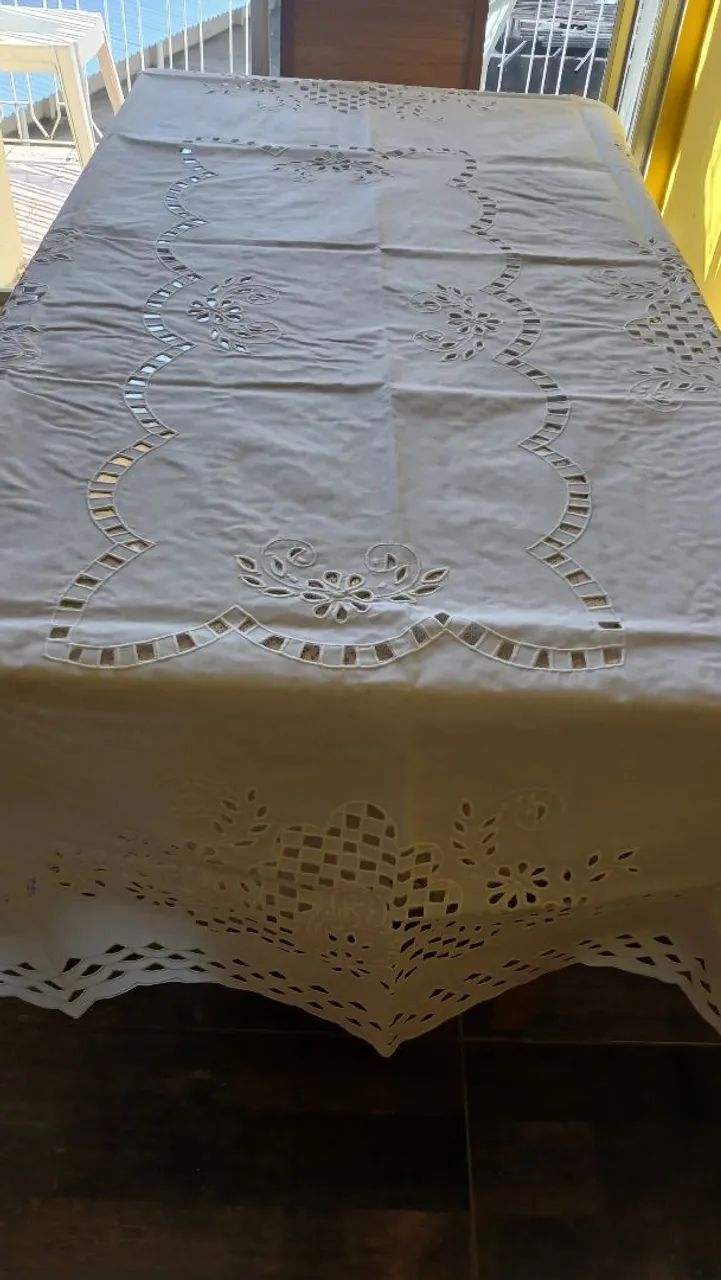 Toalha de Mesa Bordada com Rechelieu 8 lugares. - Foto 3