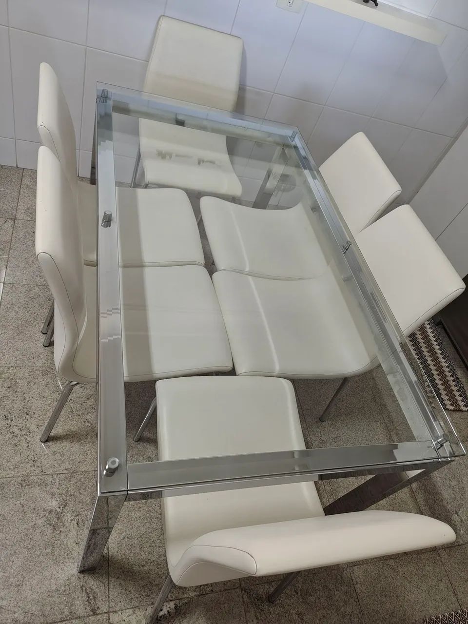 Mesa Retangular, tampo de vidro e base de inox. Medida 1,40 x 0,80 c/ 6 cadeiras - Foto 2