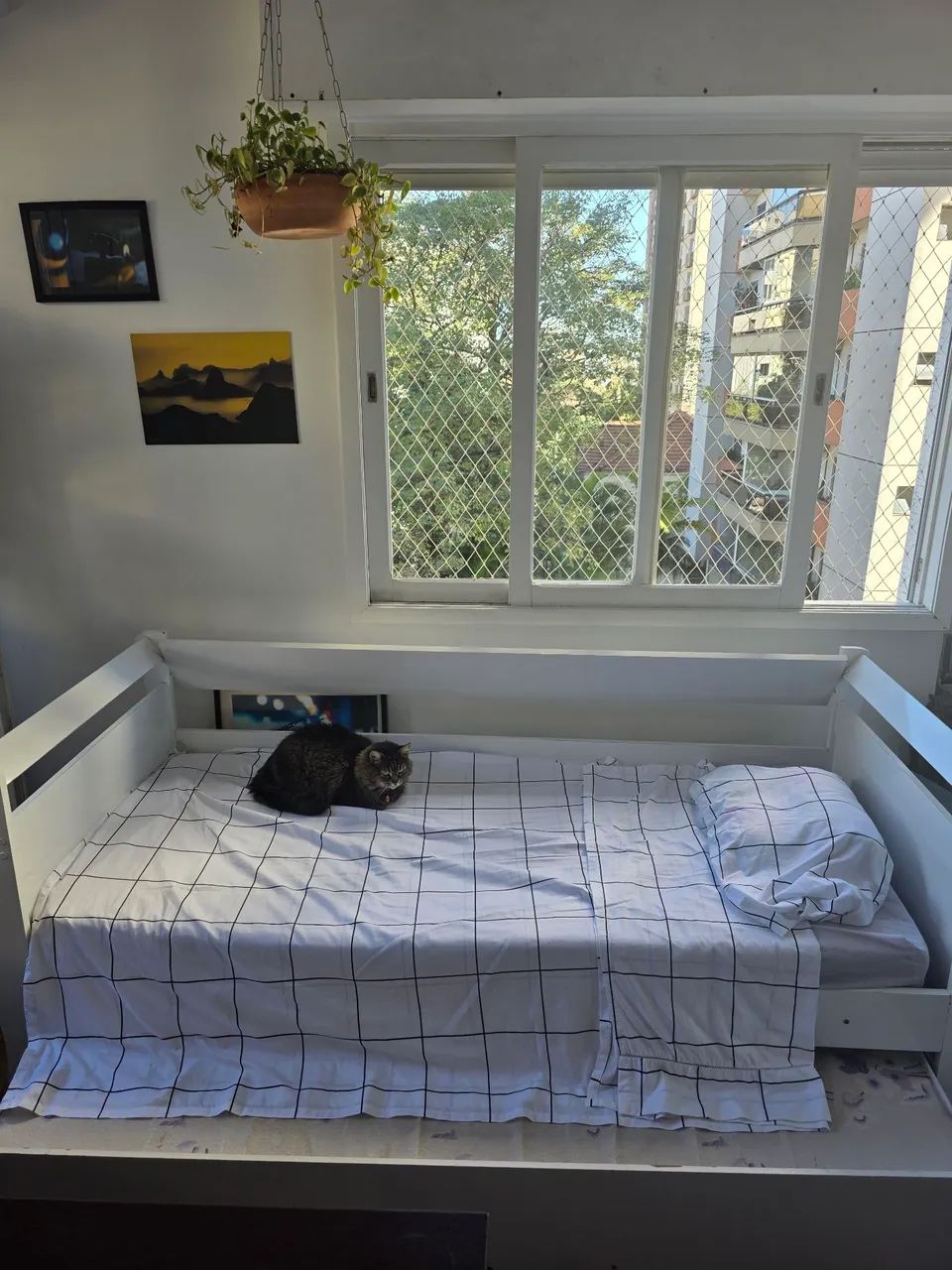 Sofá Cama na cor branca com dois colchões pronto para uso