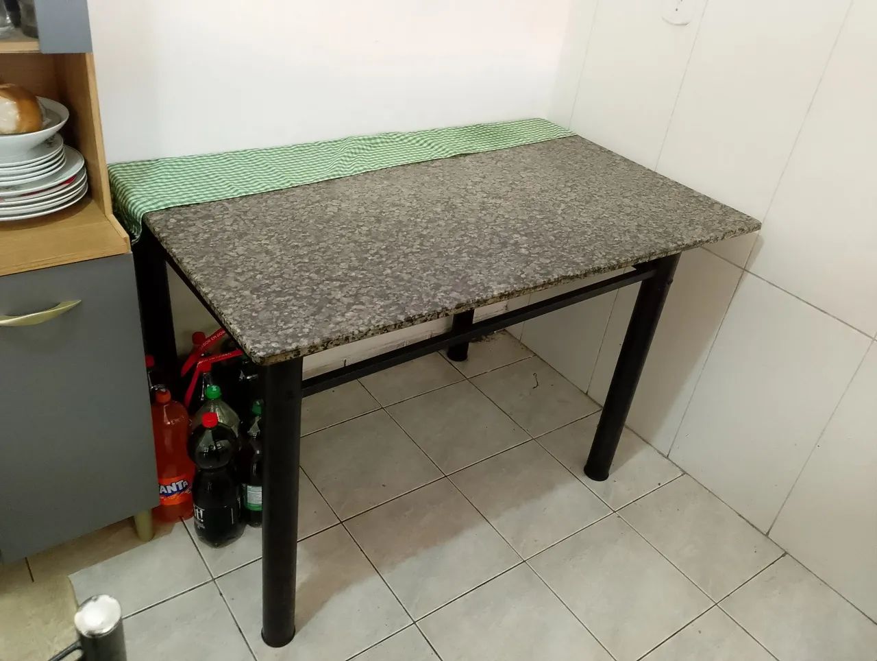 Mesa de granito usada em bom estado,sem as cadeiras.