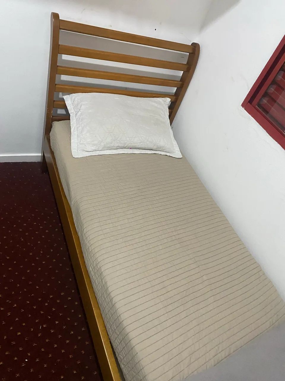 Cama de madeira com colchão.