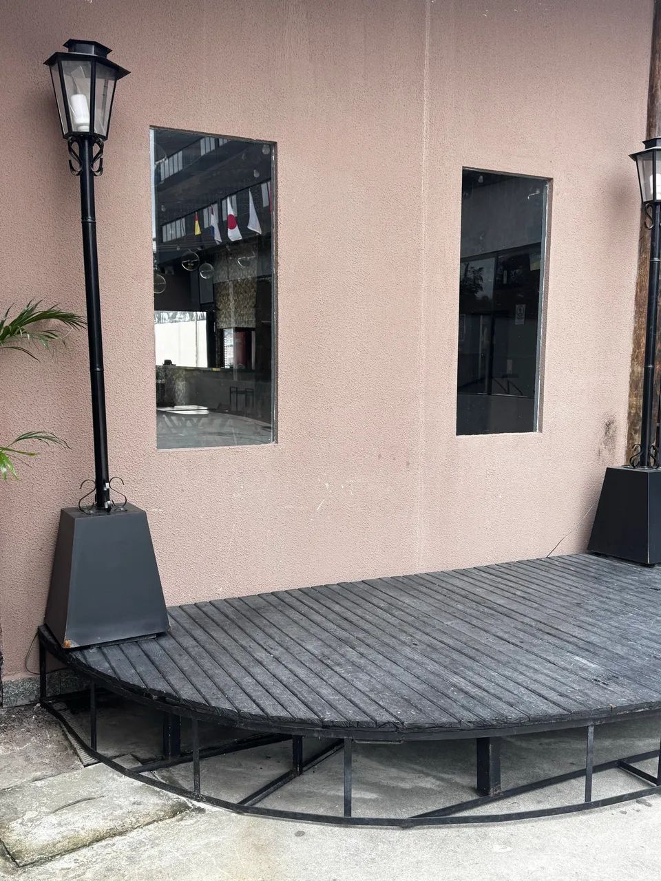 Palco em lua projetado com ferragem super reforçada e madeiras de lei