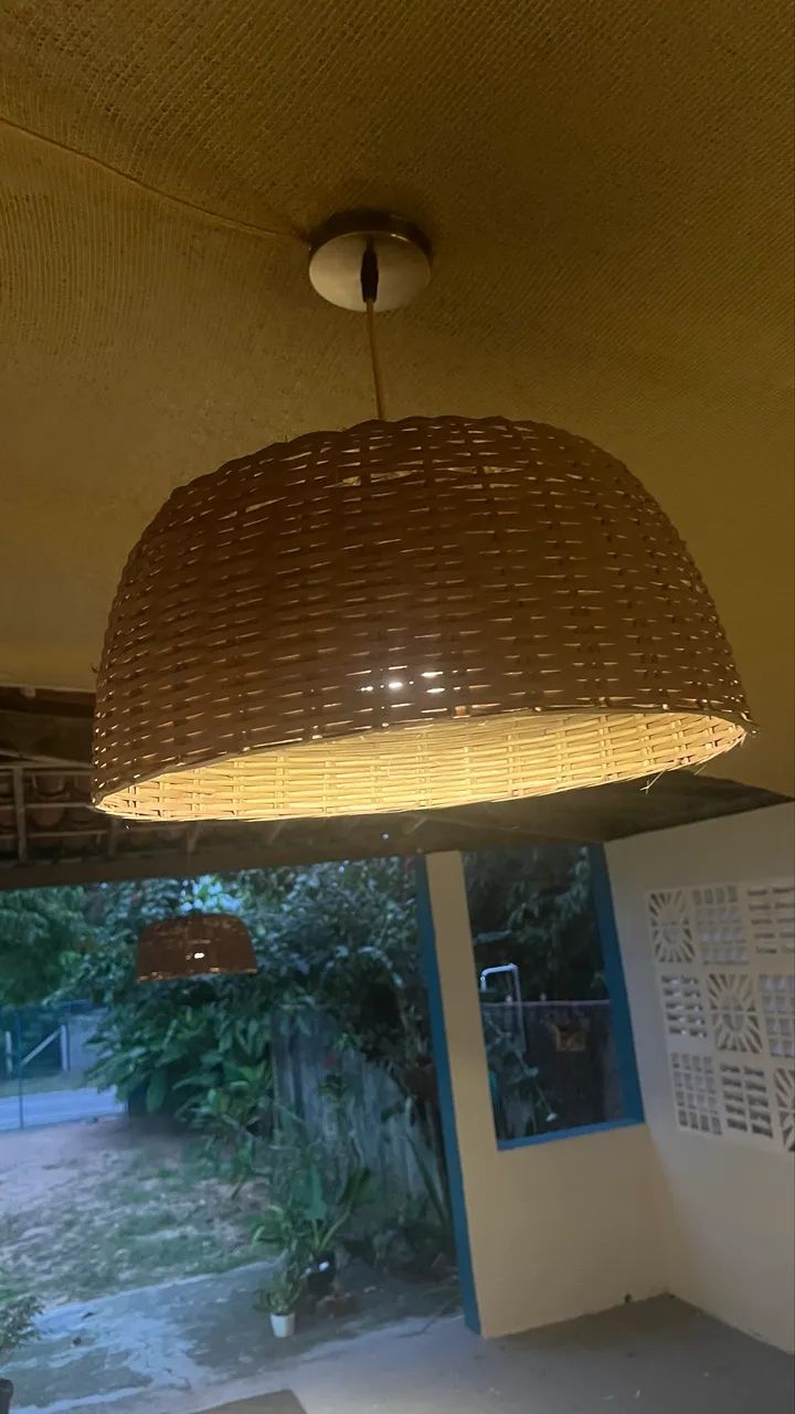 Luminária redonda feita de bambu 