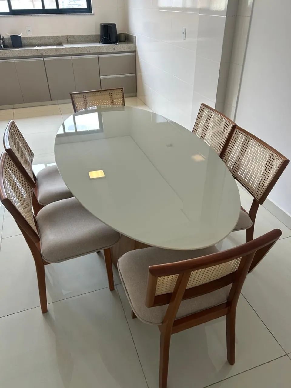 Mesa oval com cadeiras 