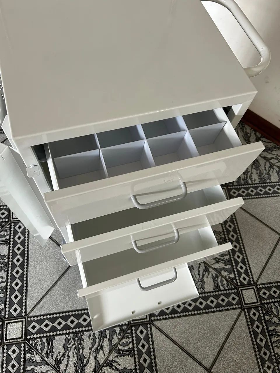 Carrinho Hospitalar/enfermagem com gavetas - Foto 4
