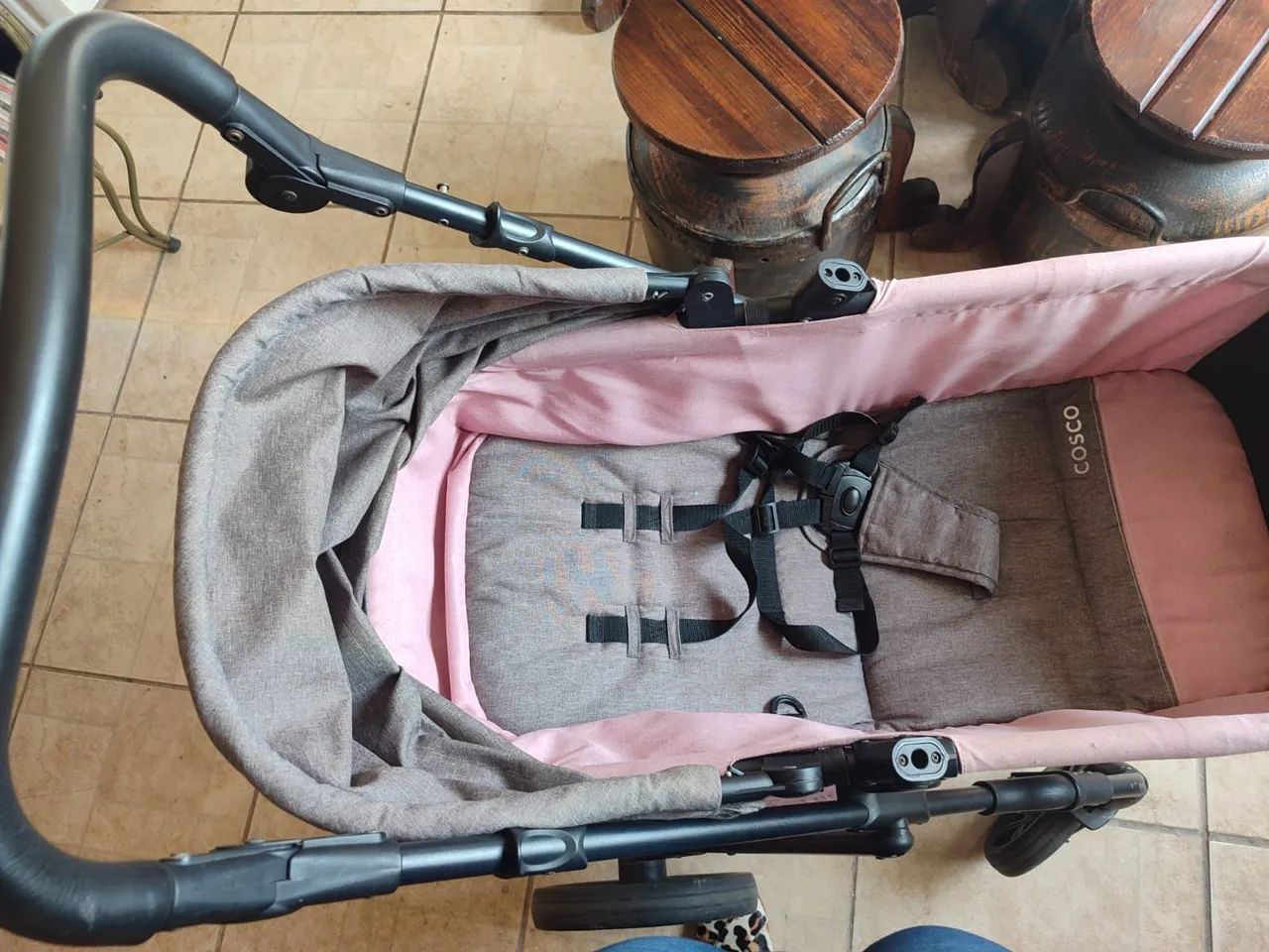 Carrinho de bebê Cosco. Cinza e Rosa. - Foto 6