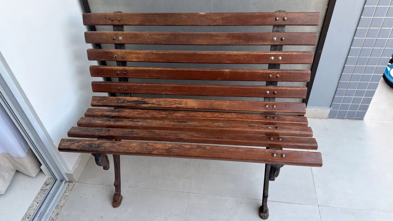 Banco de Madeira Maciça com Pés de Ferro - Resistente - Foto 2