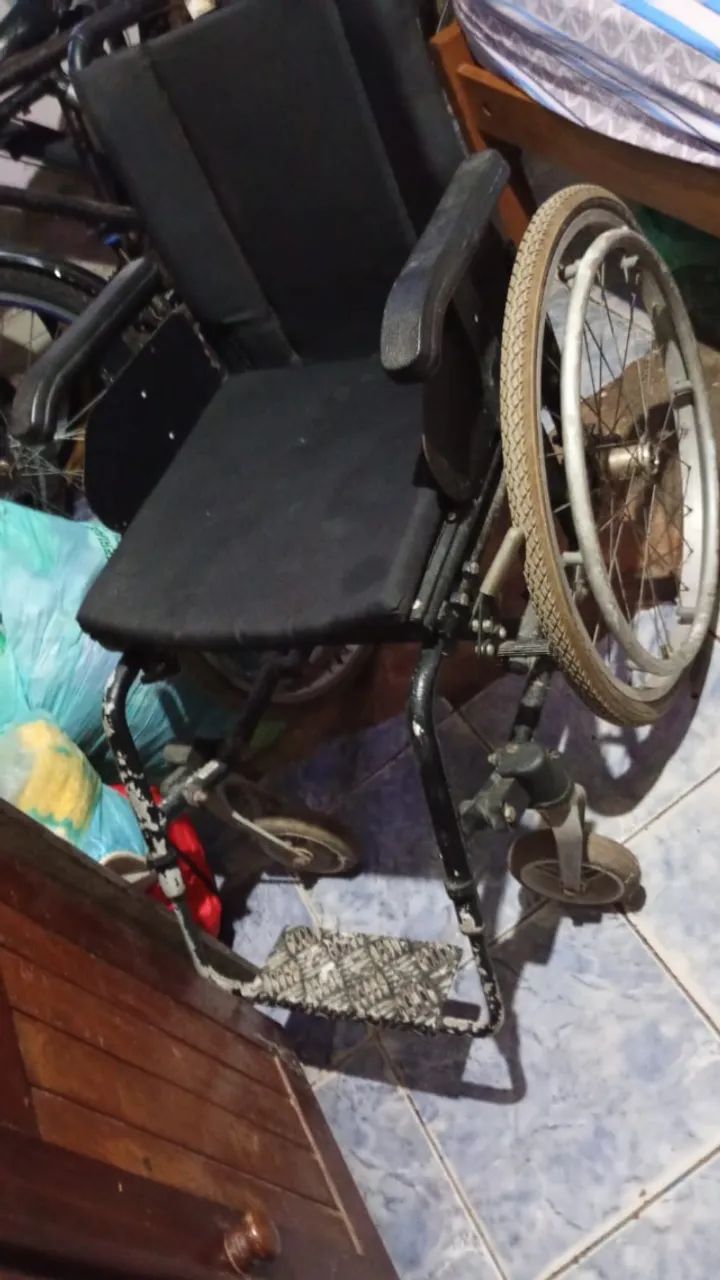 Vendo cadeira de rodas usada .  - Foto 2