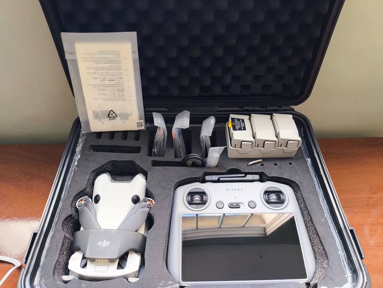 Drone profissional Dji mini 4 pro combo plus com tela e diversos acessórios.