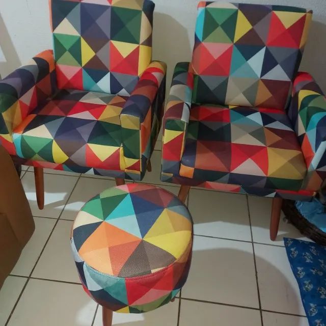 Poltronas de sala reforçadas colorida em bom estado e puf de brinde - Foto 2