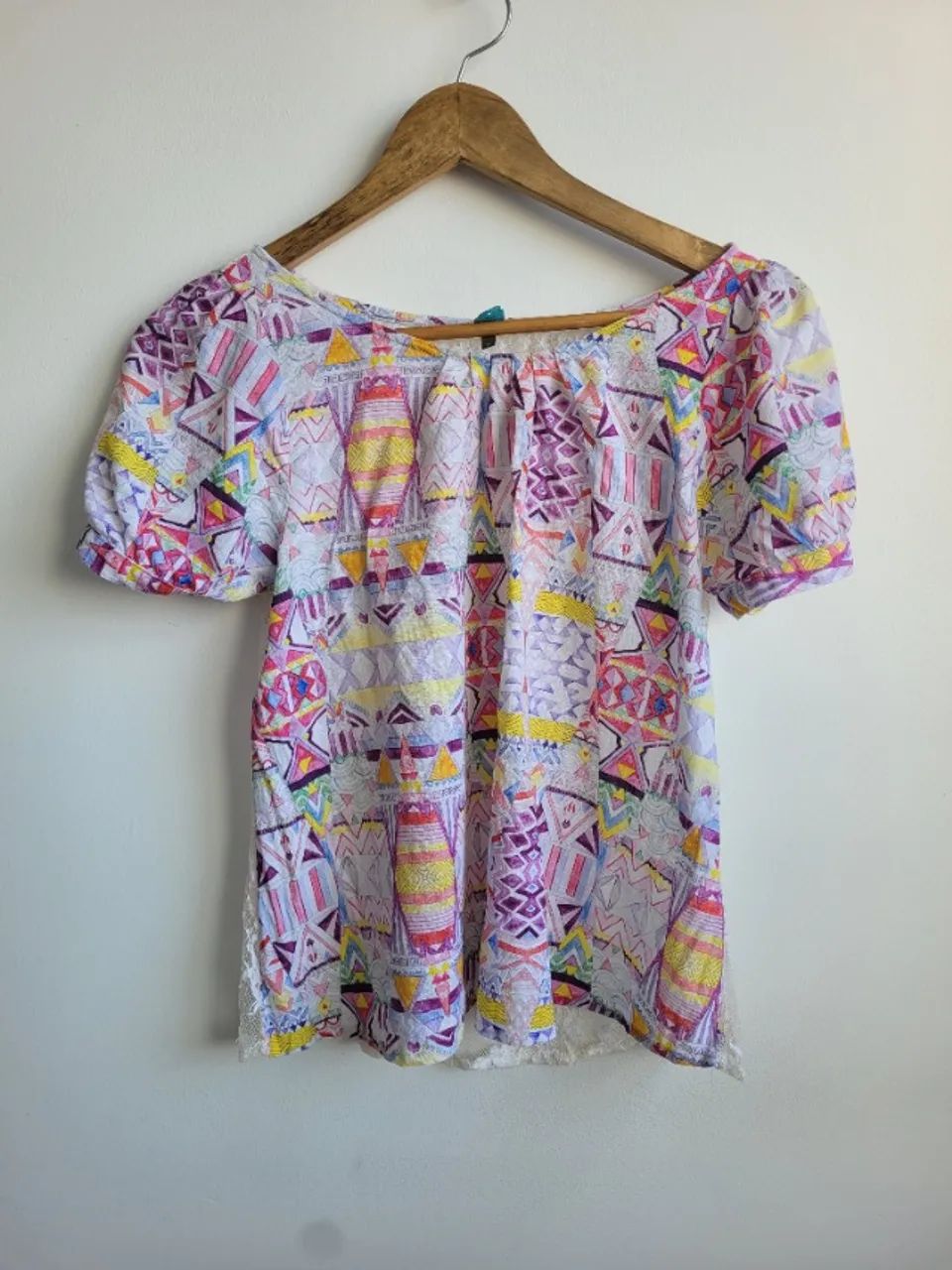Blusa Farm estampada com renda. Tamanho: P - Foto 2
